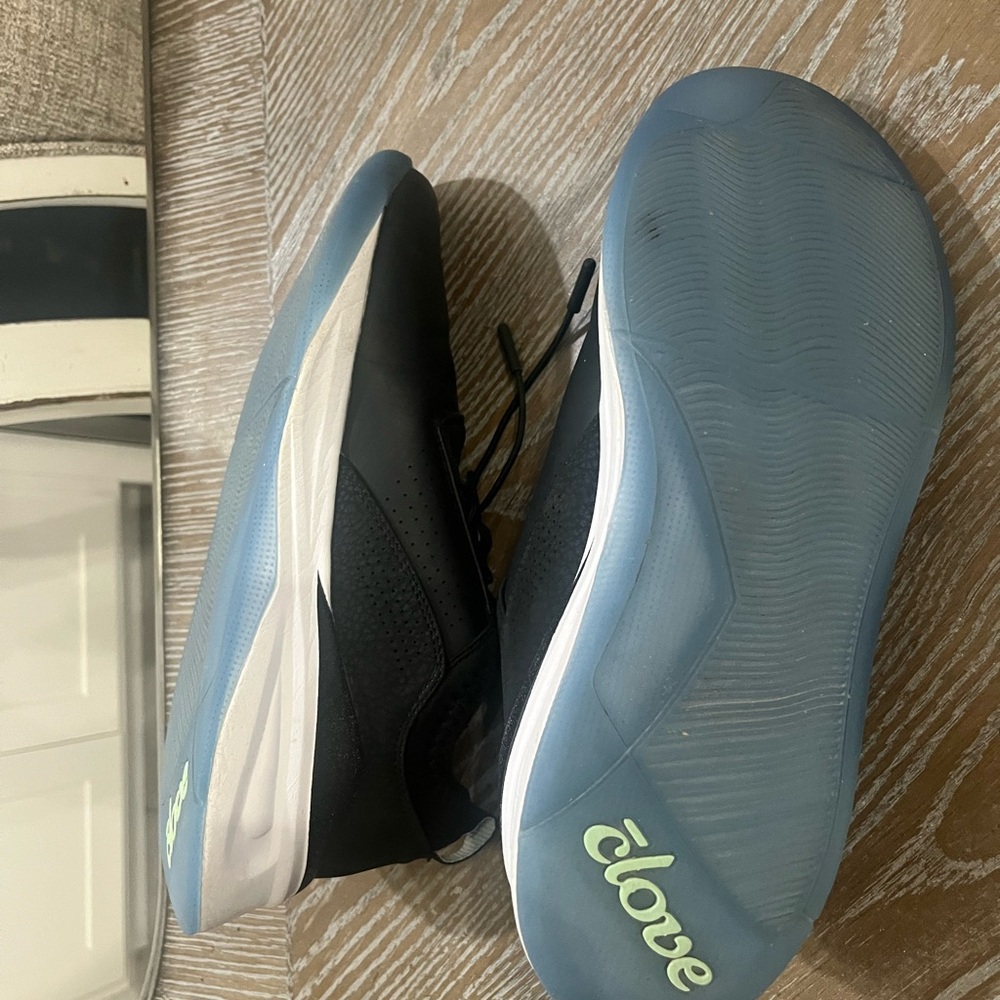 Clove Sneakers Fluid Resistant Men’s 7.5 Woman 9